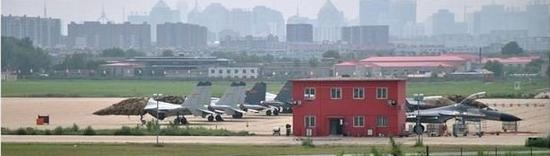 　　然而出现了叶片断裂等严重事故，2008年起，歼-11B和歼-11BS排队等着太行，就有了这张著名的“菊花残”……