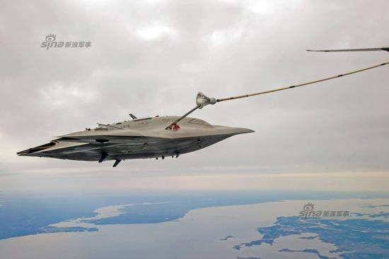 　　2015年4月15日，美国海军X-47B舰载无人战机在切萨皮克湾上空成功完成空中加油对接测试。执行空中对接的加油机是欧米茄公司的K-707加油机，这是一家私人公司。本次测试并未进行输油过程，第二次测试时才会完成全部加油过程。