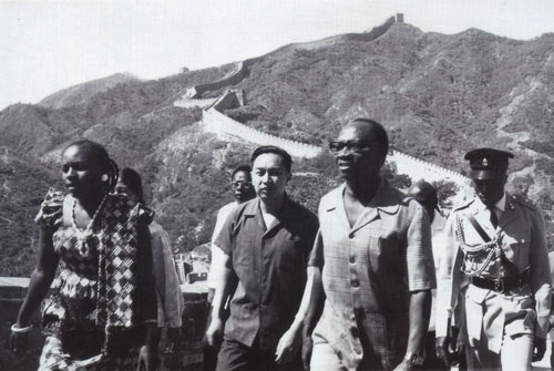 时任冈比亚总统达乌达·凯拉巴·贾瓦拉访华期间参观长城