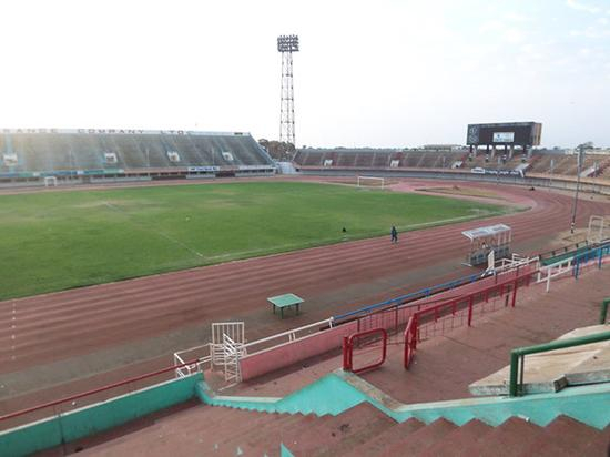 中国于80年代援建的冈比亚独立体育场，可容纳3万名观众，已成为冈比亚地标建筑（笔者供图）