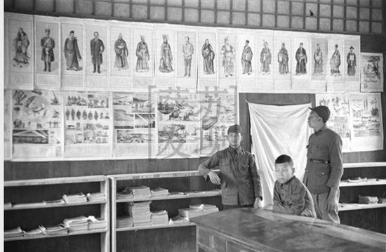 那名红军和航母的合影，便是这张照片的一部分。