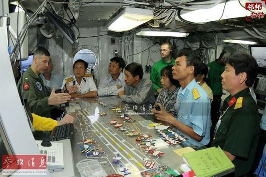 资料图：越方代表参观美航母。