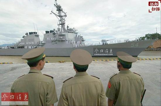 资料图：美军战舰“柯蒂斯·威尔伯”号驶抵越南军港进行访问。