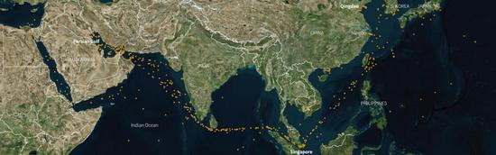 目前，在主要转运港和目的港，油轮压港严重（每一个橘色点，代表一艘超大型油轮）