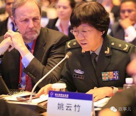 香山论坛上，姚云竹在会场提问