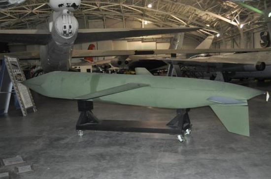 　　美国2012年将所有AGM-129先进巡航导弹退役，这种导弹原本是为了攻击苏联纵深目标设计的，可凭借隐身特性降低敌方截击机的拦截效率，但由于价格昂贵，不适应“治安战”的需求，被早早退役，因此现在美国空军的空射巡航导弹只有AGM-86，这对于太平洋西岸的某大国完整的防空网几乎是完全无用的