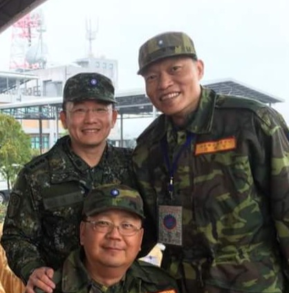 台湾陆军少将张俊达（右一）