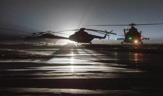 资料图：该旅之前训练直升机夜间悬停的画面
