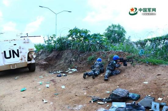维和部队官兵在遇袭现场加强警戒