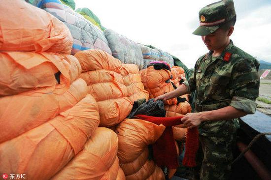 图为深圳边防截获549吨来自国外的旧衣服。