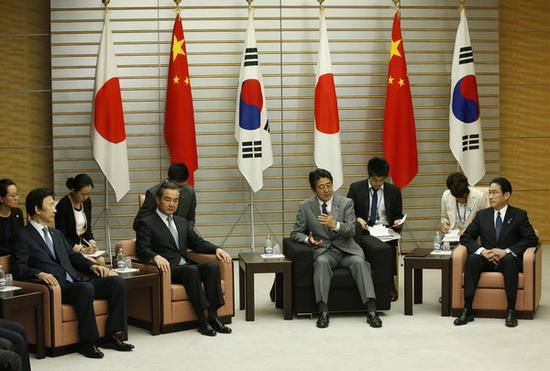 　　日本首相安倍晋三24日集体会见出席第八次中日韩三国外长会的中国外长王毅、日本外相岸田文雄和韩国外长尹炳世。