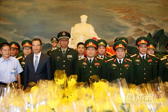 　　越南中央政治局委员、中央军委副书记、国防部长吴春历大将率越南代表团全体成员在毛主席雕像前留影。李晓伟摄