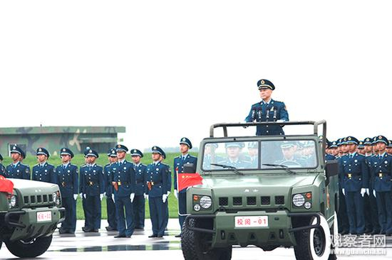 　　中央军委委员、空军司令员马晓天冒着大雨检阅2200多名航空大学学员，并对这些现在的新学员，未来的优秀飞行员训词。