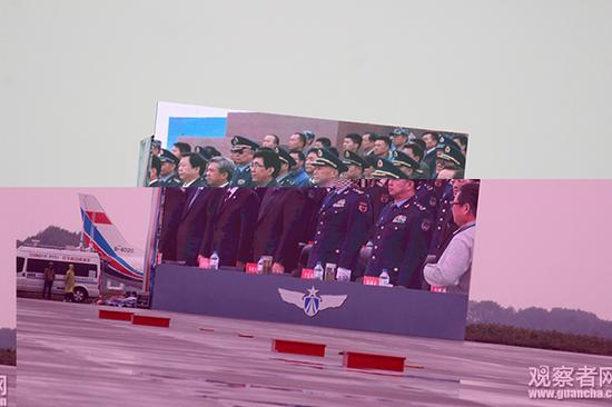 　　大学开学日请来嘉宾领导来观礼讲个话是常事，但是哪家大学能请来这么大腕的领导？能让这么大腕的领导冒雨来讲话和检阅，这个开学式牛不牛？