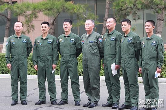 请来六位“金头盔”，“金飞镖”来给学员们讲课