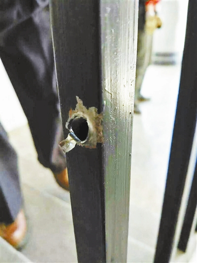 畹町镇出现弹壳和弹孔