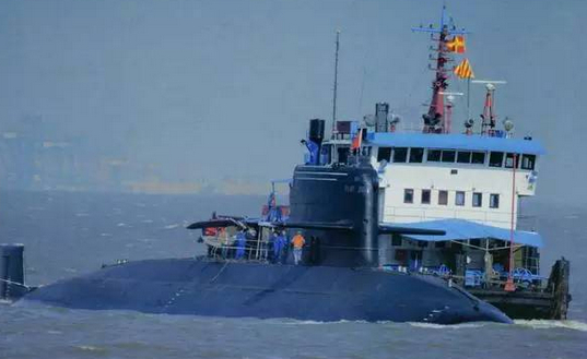 从长江前往服役地的中国新型潜艇