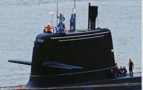 潜艇围壳上的三根白色线条的用途不知藏着什么秘密