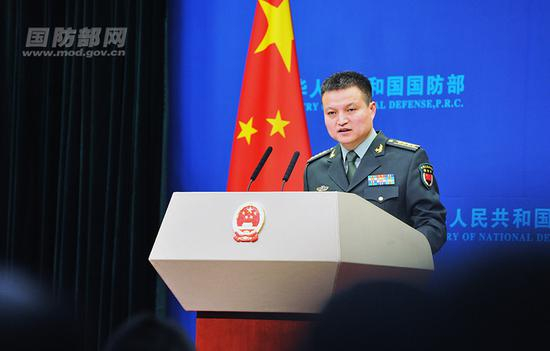 国防部新闻局局长、国防部新闻发言人杨宇军大校答记者问。李爱明 摄