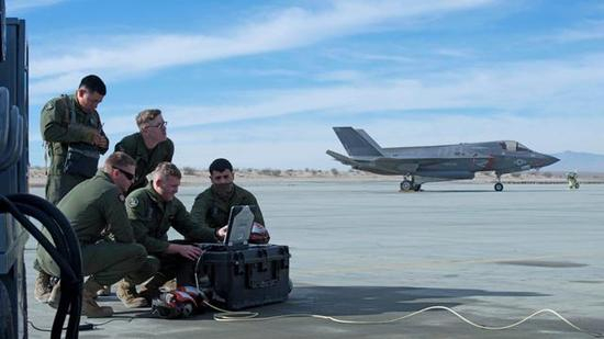 美军正在检测F-35的内部设备运作