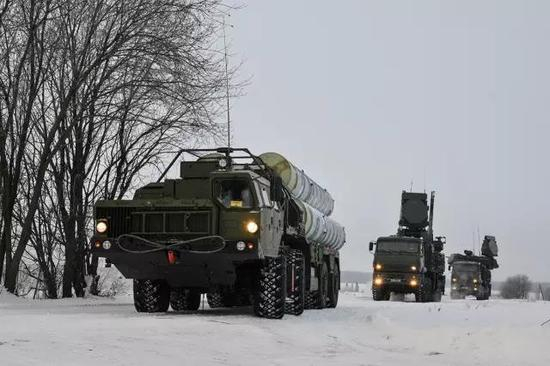 机动中的S-400防空部队，俄军现役的“铠甲”S1几乎与S-400如影随形