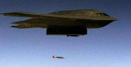 B-2战略轰炸机投放精确制导炸弹