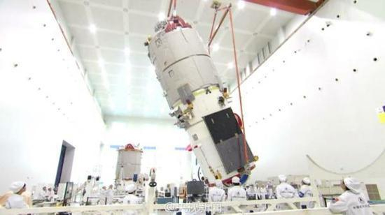 图为2月13日，天舟一号货运飞船即将运往海南文昌航天发射场。