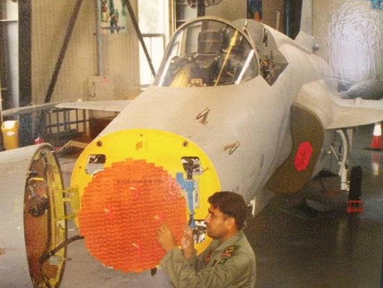 　　“枭龙”战机使用的KLJ-7型机械扫描火控雷达，机载火控雷达被誉为战鹰之眼，没了它现代战机就像瞎子，只能被动挨打