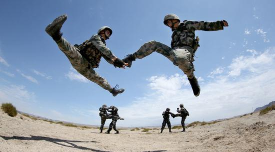 新疆军区某步兵师侦察兵在训练中苦练擒拿格斗