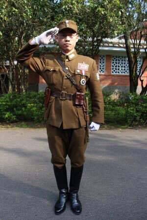 原文配图：沈兆庆穿着自制“抗战时期国军军装”