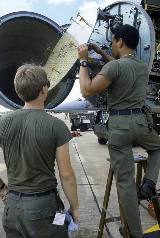 　　上世纪80年代我国机载脉冲多普勒雷达研制工程在空白中起步，经历十年艰苦攻关获得成功，为我国战斗机配上了国产“争气雷达”。图为美国F-15战斗机的APG-63机载脉冲多普勒火控雷达