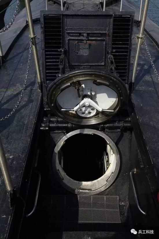 图注：“长征一号”核潜艇前舱门