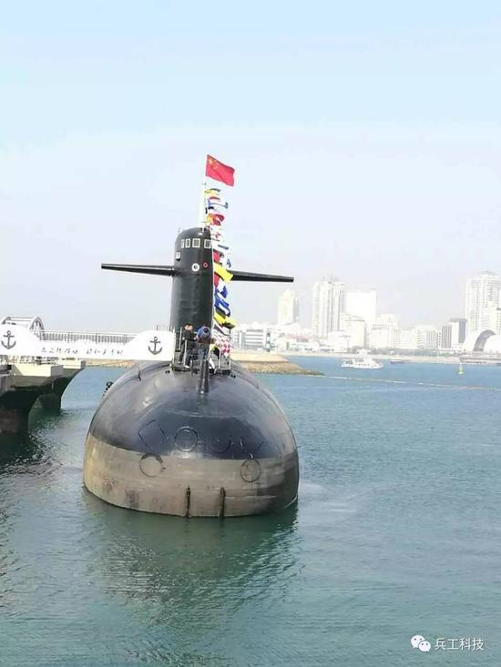 图注：停泊在青岛海军博物馆码头的中国首艘核潜艇