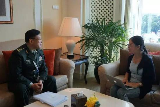 何雷中将（左）接受本报记者独家专访。摄影朱孝锋