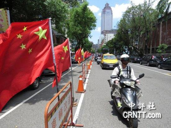 　　台湾“统派”今早在台“立法院”外扎营，将一旁的青岛东路一侧布置满五星红旗及各种标语。（图片来源：香港中评社）