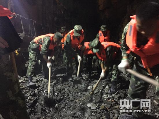 当地武警官兵全力展开救援。央广网 图