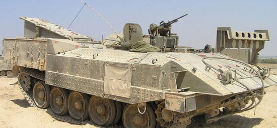 　　以色列“阿奇扎里特”把发动机竖过来，然后做了一个升降式舱门，相对方便一些，但只要舱门升起就等于提醒敌人“我的步兵要下车啦！”