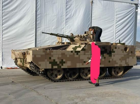 　　由于现场规定，没有拍摄到59改装重步兵战车的图片，只能借用网上的了，图中可以看出59改步兵战车采用“倒坐观音”布局，前部增加了多层的装甲，炮塔则是类似86A步兵战车水平