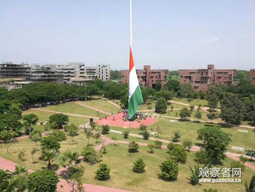 　　今年的独立日，金德尔全球大学邀请来了冰岛驻印大使，钢铁部秘书长也到场发言。不过由于天气炎热，大家都躲到树荫下了，只留下领导在台上晒着