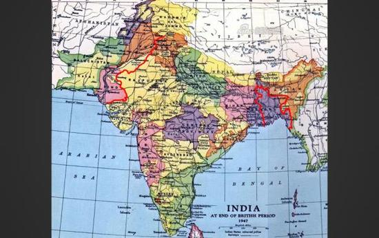 　　根据蒙巴顿方案，旁遮普和孟加拉被印巴两国分割。而划界工作却由之前和印度毫无关系的律师西里尔·雷德克里夫担任。这条分割线被称为雷德克里夫线（图中红线），即后来的印巴国界。由于时间紧促等原因，疆界的划分十分草率
