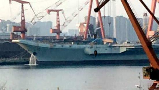 国产航母舰艏开始排水