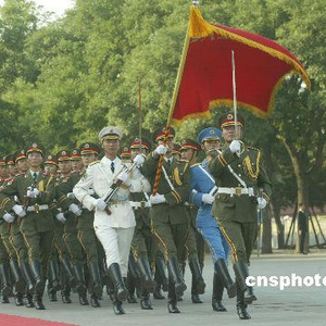 我军仪仗指挥刀艰辛研制过程:老兵把积蓄全拿出来_手机新浪网