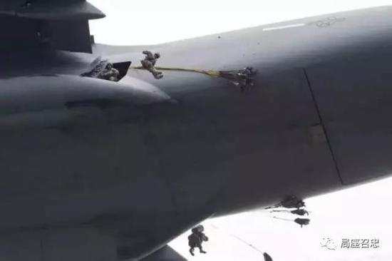　　美军第25步兵师第4空降旅就是即将前往阿富汗的部队之一，在部署之前，他们正进行一系列的跳伞训练