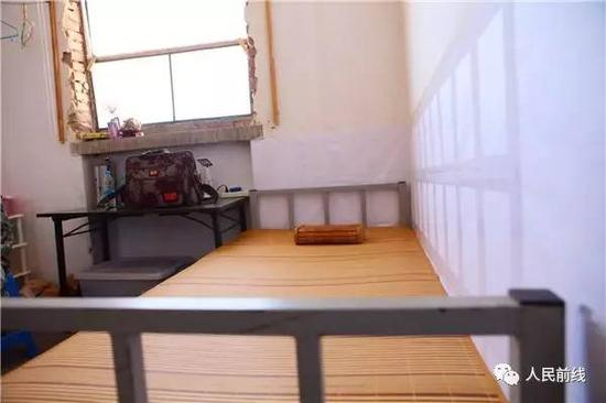 ▲黄竞在酒泉驻训点的床铺。