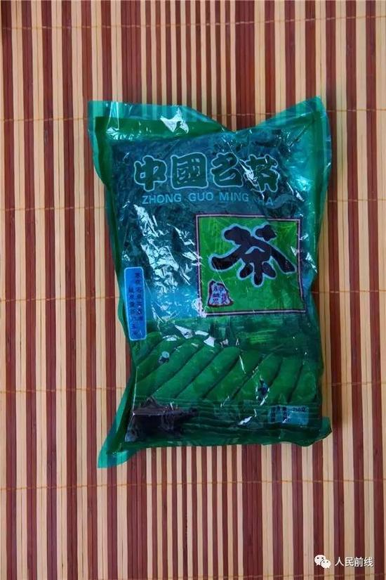 ▲生活上俭朴的黄竞，在酒泉喝的几块钱一袋的茶叶。
