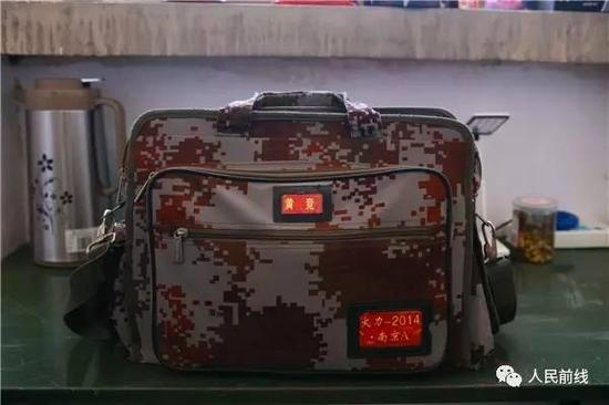 ▲黄竞用了三年，常年不离身的作业包。