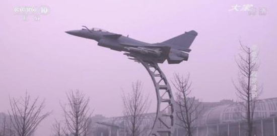 成飞所院内的歼-10B战斗机模型