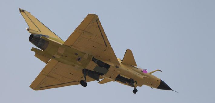 歼10黄皮版战机将配矢量航发