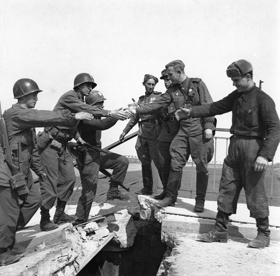 1945年4月25日美苏两军在德国易北河胜利会师（资料图）