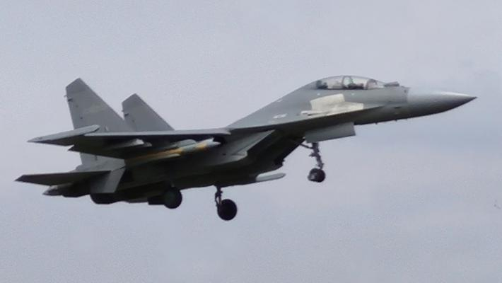 我军歼16挂载鹰击91导弹亮相